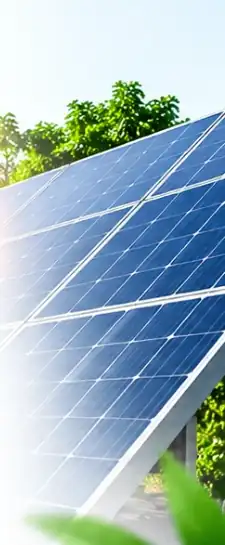 Panel solar con follaje